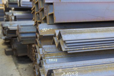 Metal profiller farklı türde metal ürünler depoda, Rusya bulunur