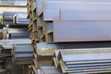 Metal profiller farklı türde metal ürünler depoda bulunan