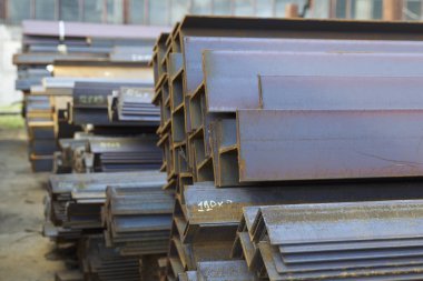 Metal profiller farklı türde metal ürünler depoda, Rusya bulunur