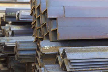 Metal profiller farklı türde metal ürünler depoda, Rusya bulunur