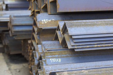 Metal profiller farklı türde metal ürünler depoda bulunan