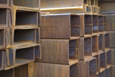 Metal profiller farklı türde metal ürünler depoda, Rusya bulunur