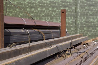 Metal profiller farklı türde metal ürünler depoda bulunan