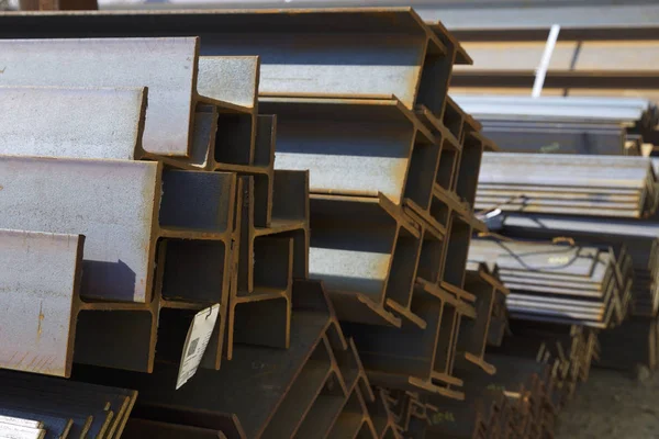 Metal profiller farklı türde metal ürünler depoda, Rusya bulunur