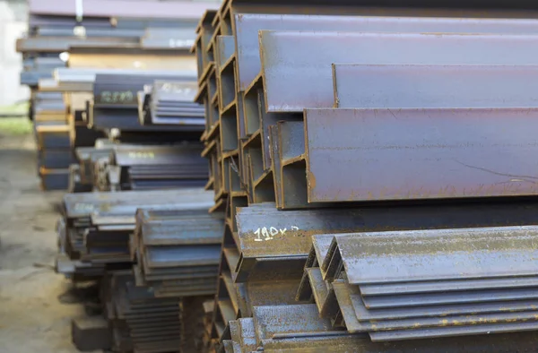 Metal profiller farklı türde metal ürünler depoda bulunan