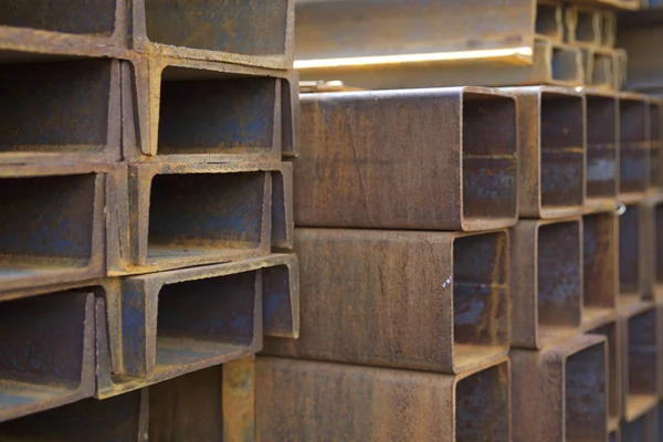 Metal profiller farklı türde metal ürünler depoda, Rusya bulunur