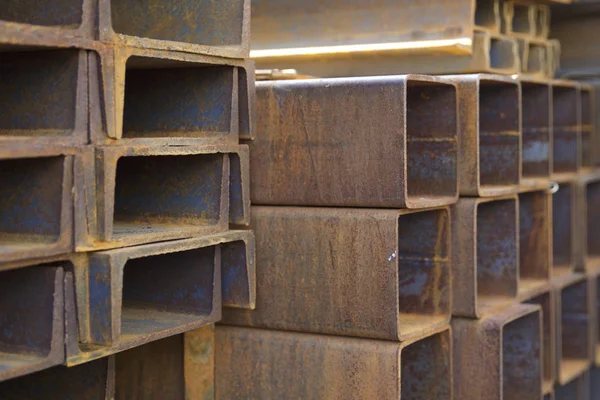 Metal profiller farklı türde metal ürünler depoda, Rusya bulunur