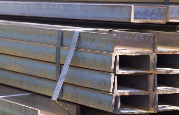 Metal profiller farklı türde metal ürünler depoda, Rusya bulunur