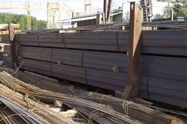 Metal profiller farklı türde metal ürünler depoda, Rusya bulunur