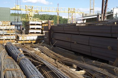 Metal profiller farklı türde metal ürünler depoda, Rusya bulunur