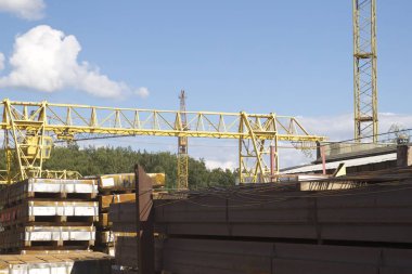 Metal profiller farklı türde metal ürünler depoda, Rusya bulunur