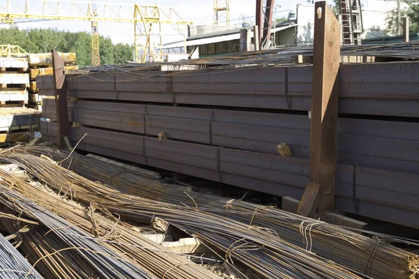 Metal profiller farklı türde metal ürünler depoda, Rusya bulunur