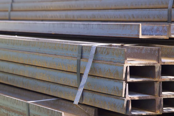 不同种类的金属外形都位于金属制品仓库 俄罗斯 — 图库照片