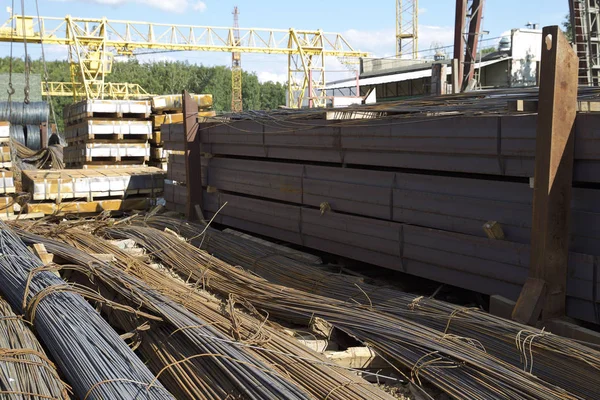 Metal profiller farklı türde metal ürünler depoda, Rusya bulunur