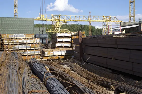 Metal profiller farklı türde metal ürünler depoda, Rusya bulunur