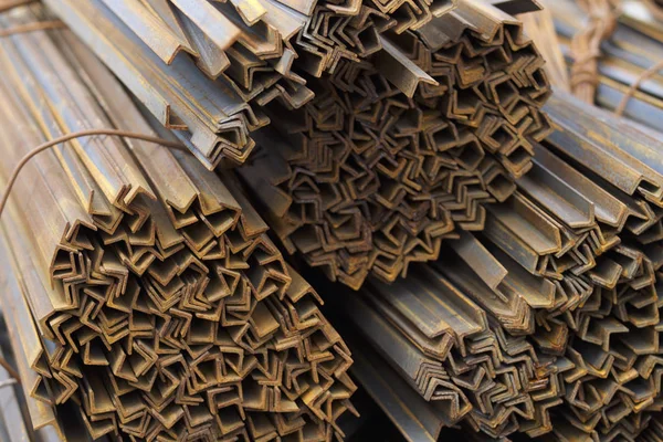 Metal profil açısı depodaki paketlerine metal ürünleri, Rusya Federasyonu