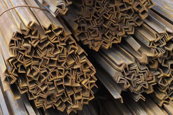 Metal profil açısı metal ürünlerin depodaki paketlerinde