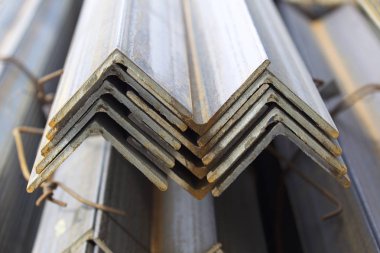 Metal profil açısı metal ürünlerin depodaki paketlerinde