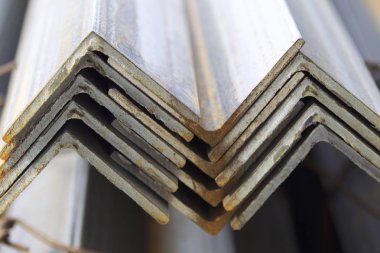 Metal profil açısı metal ürünlerin depodaki paketlerinde