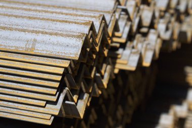 Metal profil açısı depodaki paketlerine metal ürünleri, Rusya Federasyonu