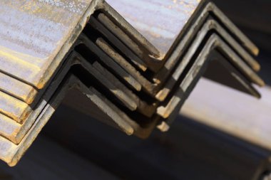 Metal profil açısı depodaki paketlerine metal ürünleri, Rusya Federasyonu