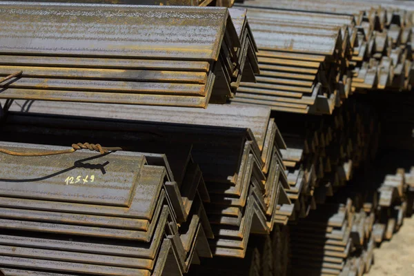 Metal profil açısı depodaki paketlerine metal ürünleri, Rusya Federasyonu