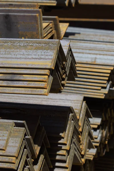 Metal profil açısı depodaki paketlerine metal ürünleri, Rusya Federasyonu