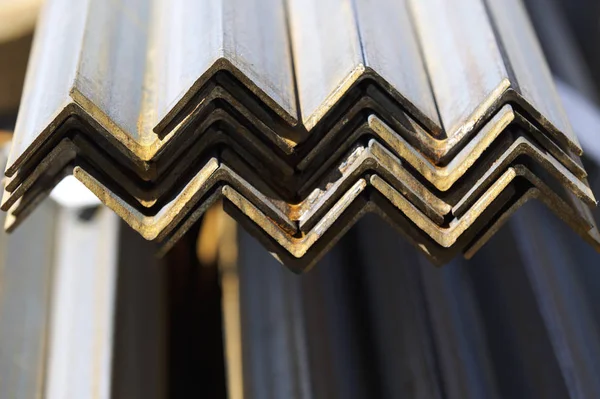 Metal profil açısı depodaki paketlerine metal ürünleri, Rusya Federasyonu