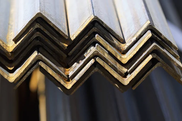 Metal profil açısı depodaki paketlerine metal ürünleri, Rusya Federasyonu