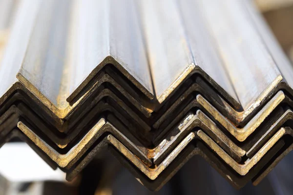 Metal profil açısı depodaki paketlerine metal ürünleri, Rusya Federasyonu