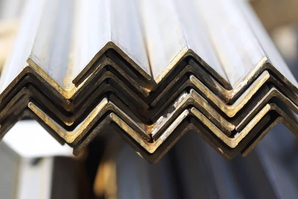 Metal profil açısı depodaki paketlerine metal ürünleri, Rusya Federasyonu