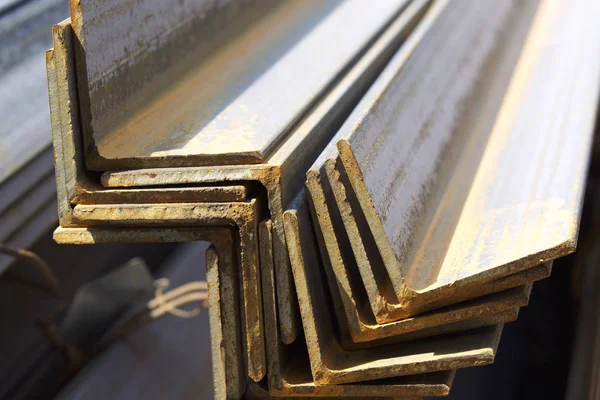 Metal profil açısı metal ürünlerin depodaki paketlerinde