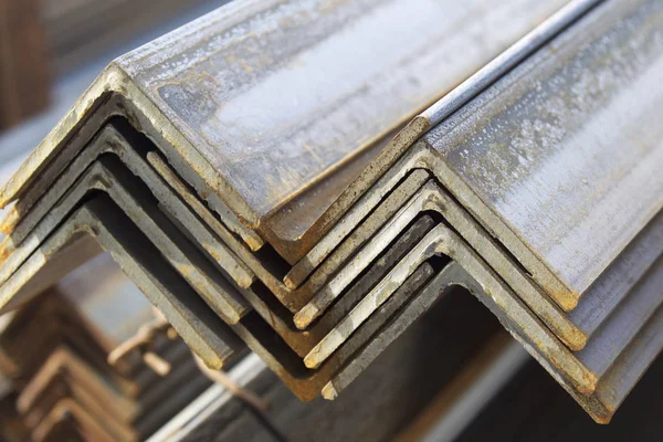 Metal profil açısı depodaki paketlerine metal ürünleri, Rusya Federasyonu