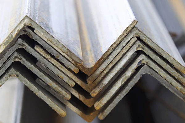 Metal profil açısı depodaki paketlerine metal ürünleri, Rusya Federasyonu