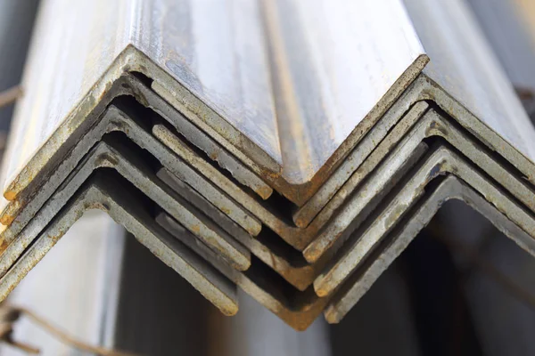 Metal profil açısı metal ürünlerin depodaki paketlerinde