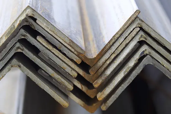 Metal profil açısı depodaki paketlerine metal ürünleri, Rusya Federasyonu