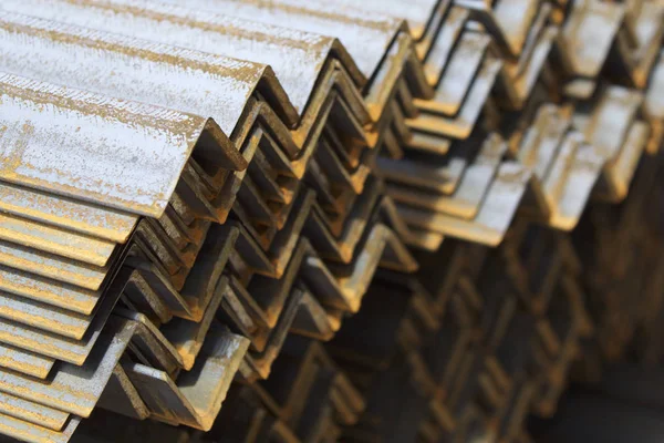 Metal profil açısı metal ürünlerin depodaki paketlerinde