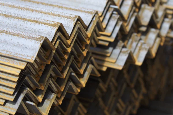 Metal profil açısı depodaki paketlerine metal ürünleri, Rusya Federasyonu