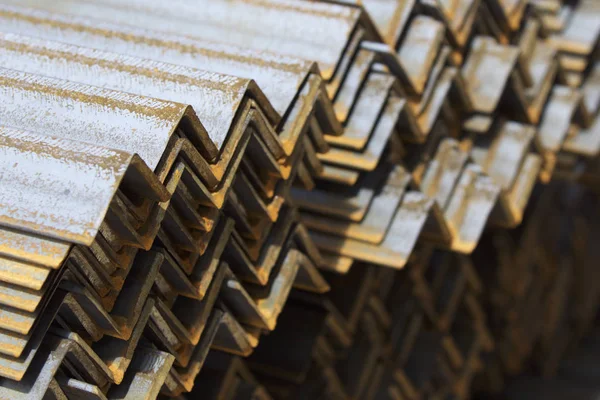 Metal profil açısı depodaki paketlerine metal ürünleri, Rusya Federasyonu