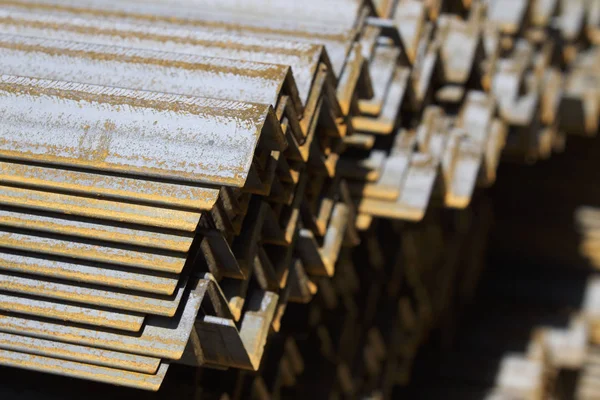 Metal profil açısı depodaki paketlerine metal ürünleri, Rusya Federasyonu