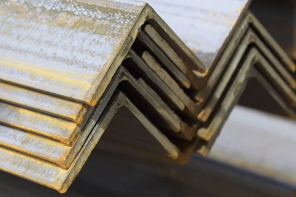 Metal profil açısı depodaki paketlerine metal ürünleri, Rusya Federasyonu