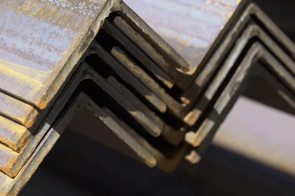 Metal profil açısı metal ürünlerin depodaki paketlerinde