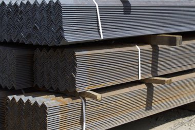 Metal profil açısı depodaki paketlerine metal ürünleri, Rusya Federasyonu