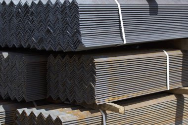 Metal profil açısı metal ürünlerin depodaki paketlerinde