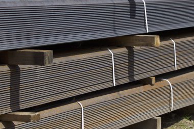 Metal profil açısı depodaki paketlerine metal ürünleri, Rusya Federasyonu