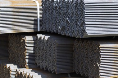 Metal profil açısı metal ürünlerin depodaki paketlerinde