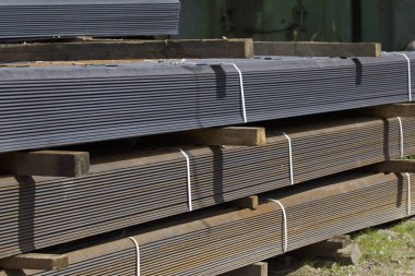 Metal profil açısı depodaki paketlerine metal ürünleri, Rusya Federasyonu