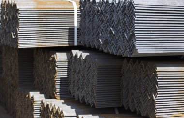 Metal profil açısı depodaki paketlerine metal ürünleri, Rusya Federasyonu