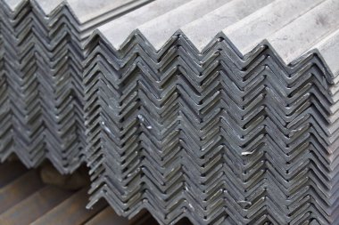 Metal profil açısı depodaki paketlerine metal ürünleri, Rusya Federasyonu