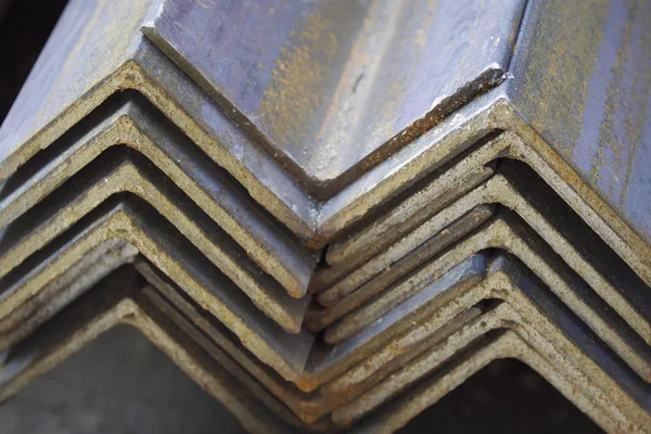 Metal profil açısı depodaki paketlerine metal ürünleri, Rusya Federasyonu